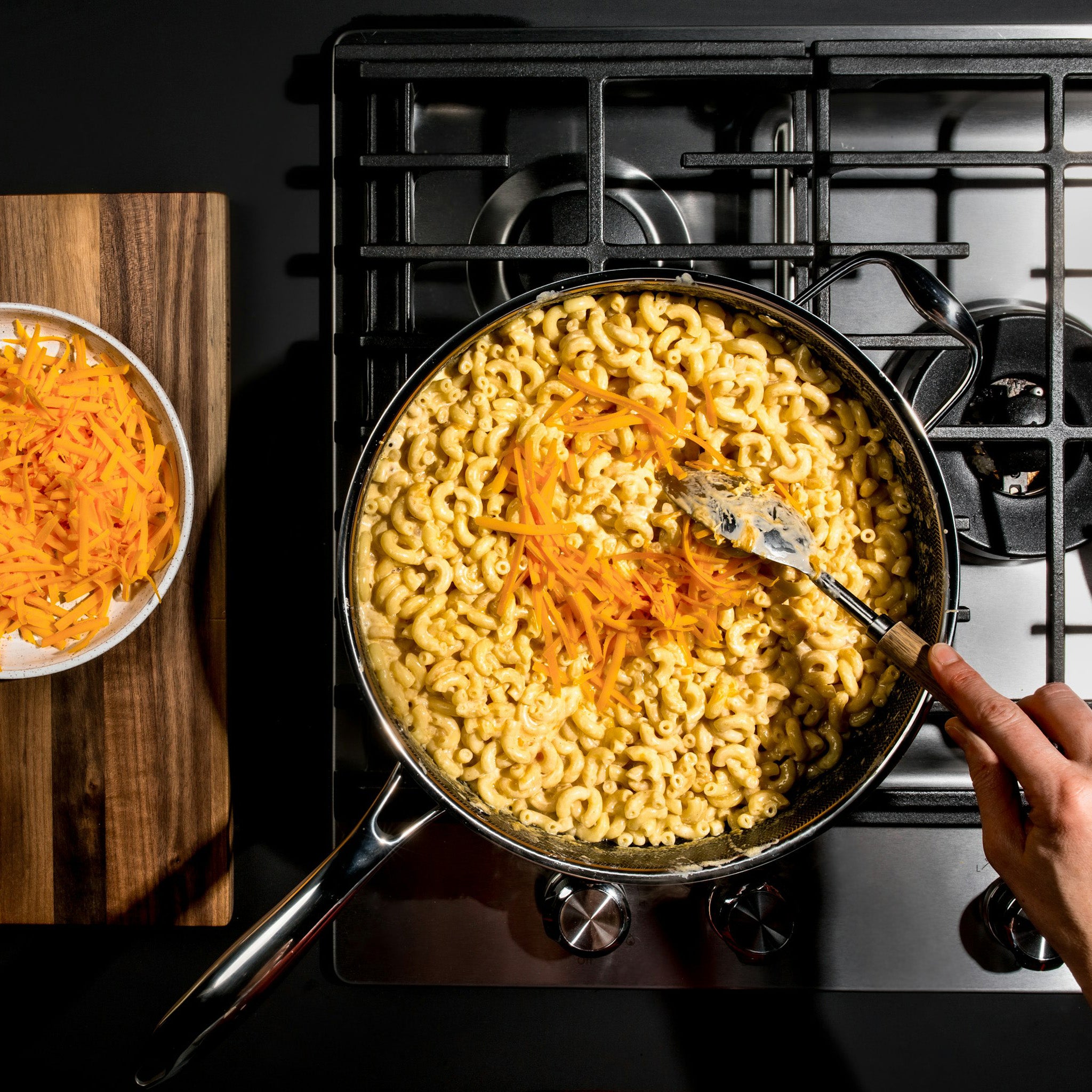 HexClad_4.5QTDeepSautePan_CWSPLD45-C_BigBatchOnePotMacAndCheese_010924_KF_03_SQUARE