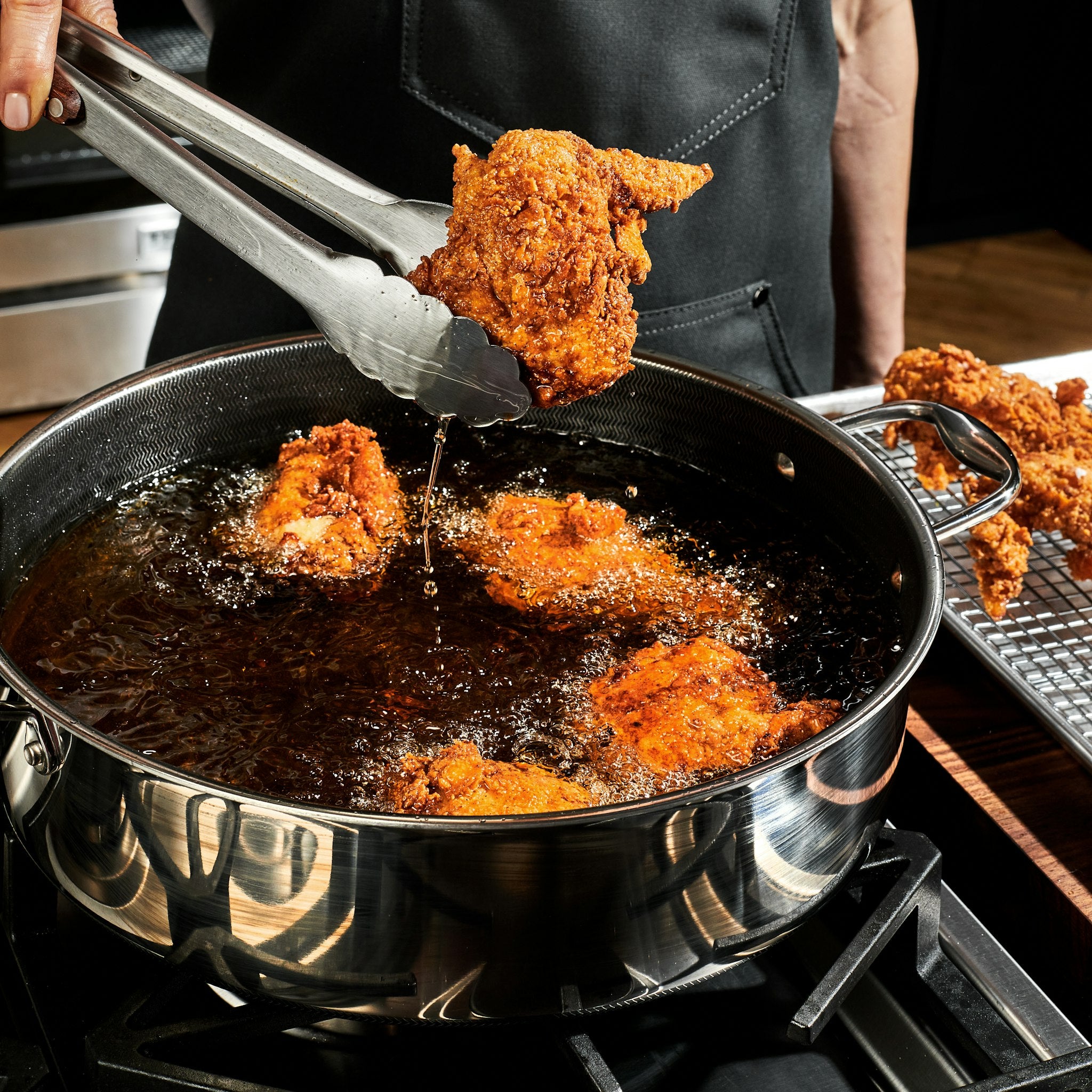 HexClad_7QTDeepSaute-ChickenFryer_CWCFLD07-LD_050924_KF_04