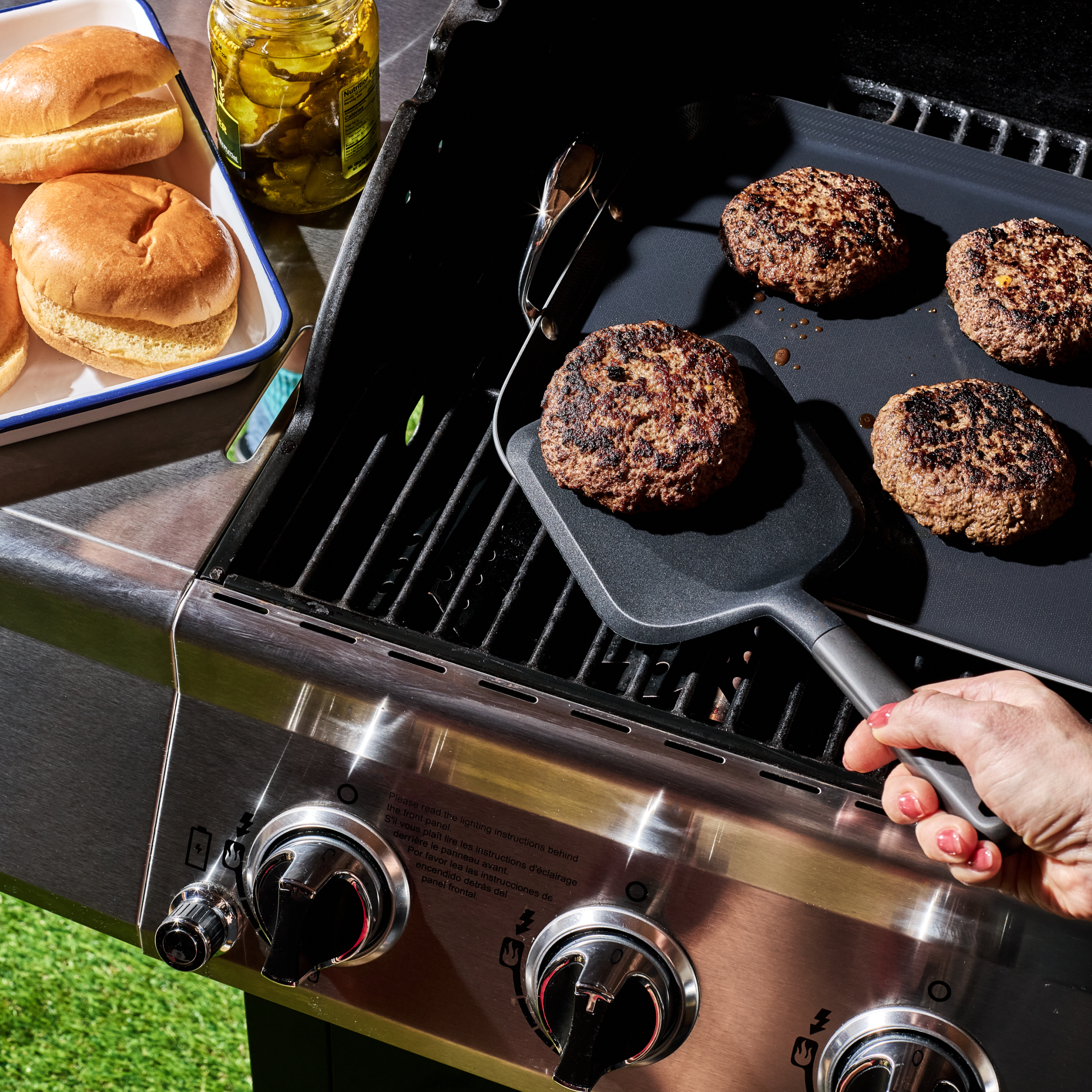 HexClad_DoubleBurnerGriddle_CWGD21-C_GriddleTools_KWGT08-ST_WideTurner_JuicyLucy_052025_KF_021