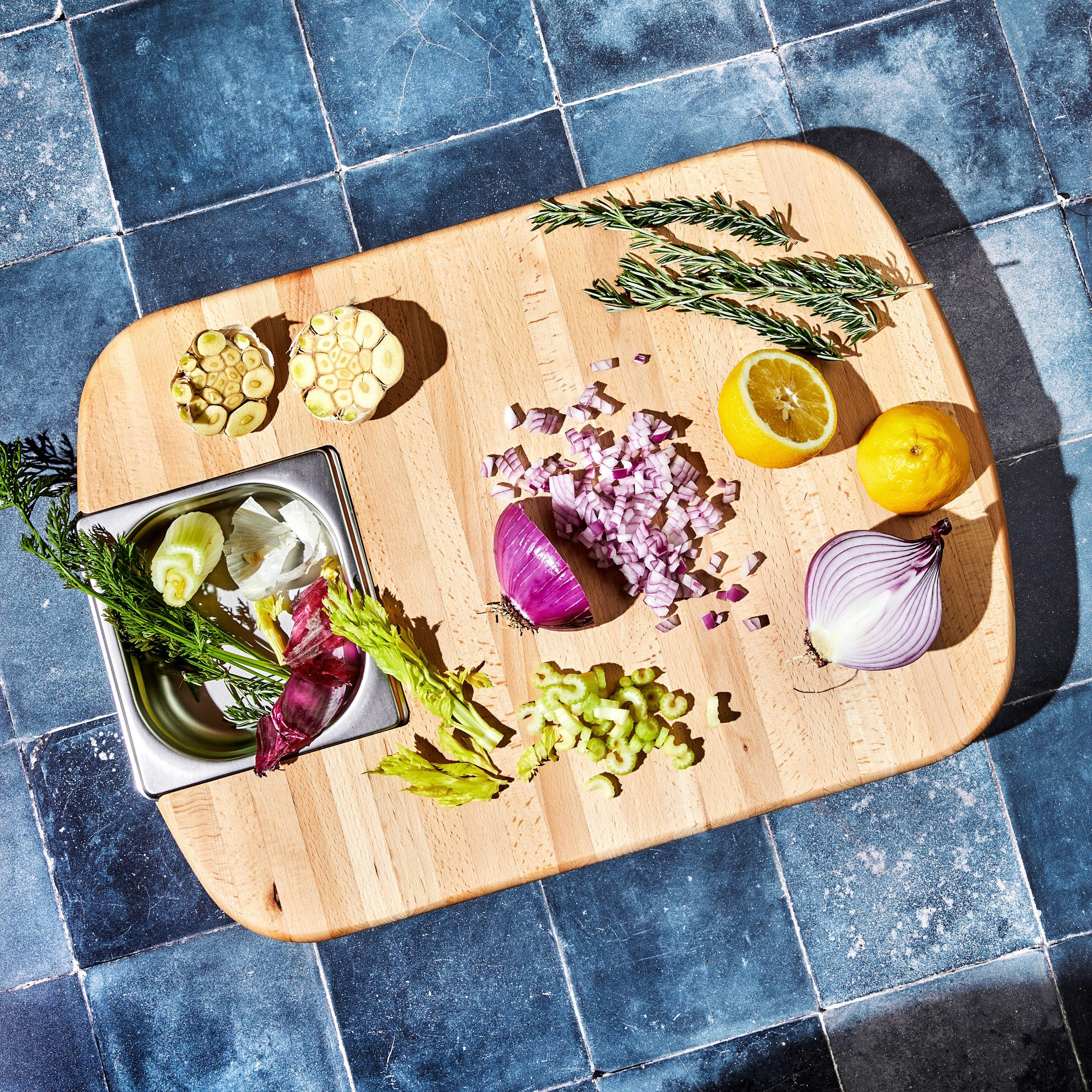 HexClad_HybridCuttingBoard_Veggies_05-29-24_KF_01_Square