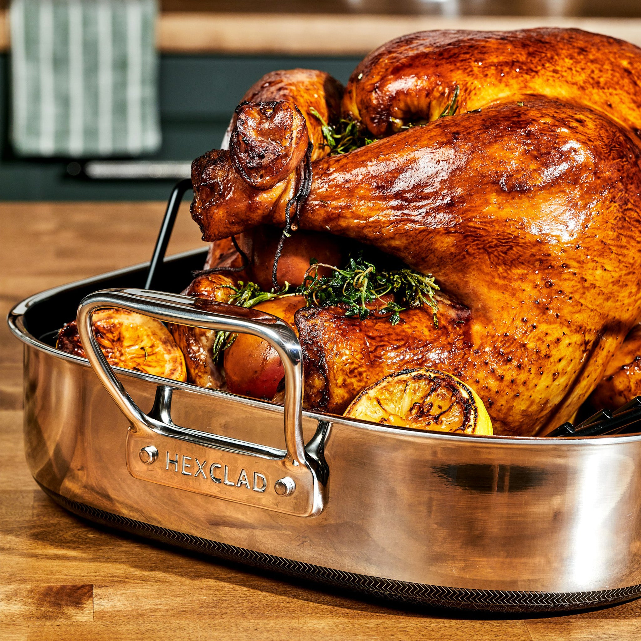 HexClad_HybridRoastingPan_CWRT18-C_Turkey_053024_KF_01