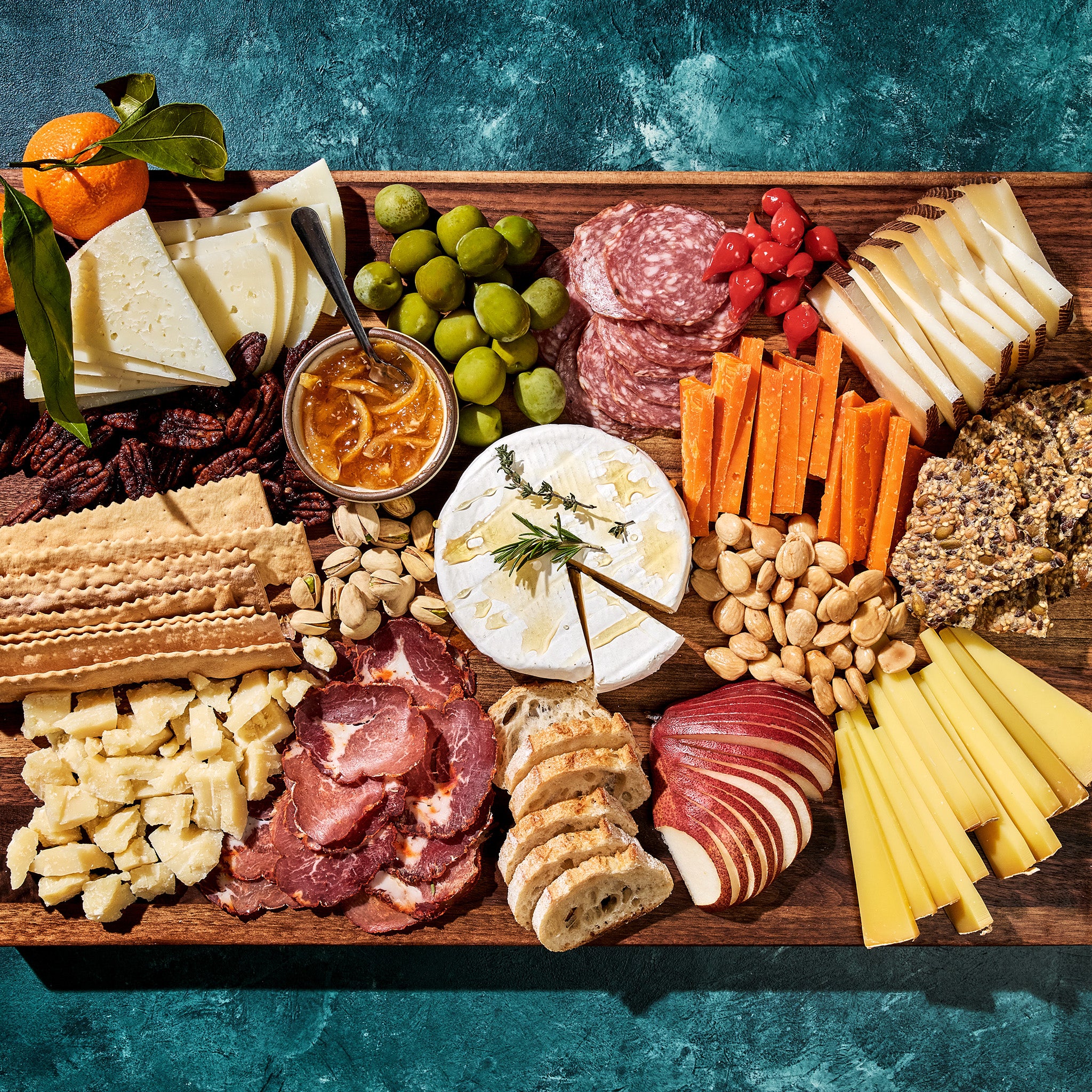HexClad_LargeWalnutBoardV2_KWWB24-V2_Charcuterie_012325_KF_04