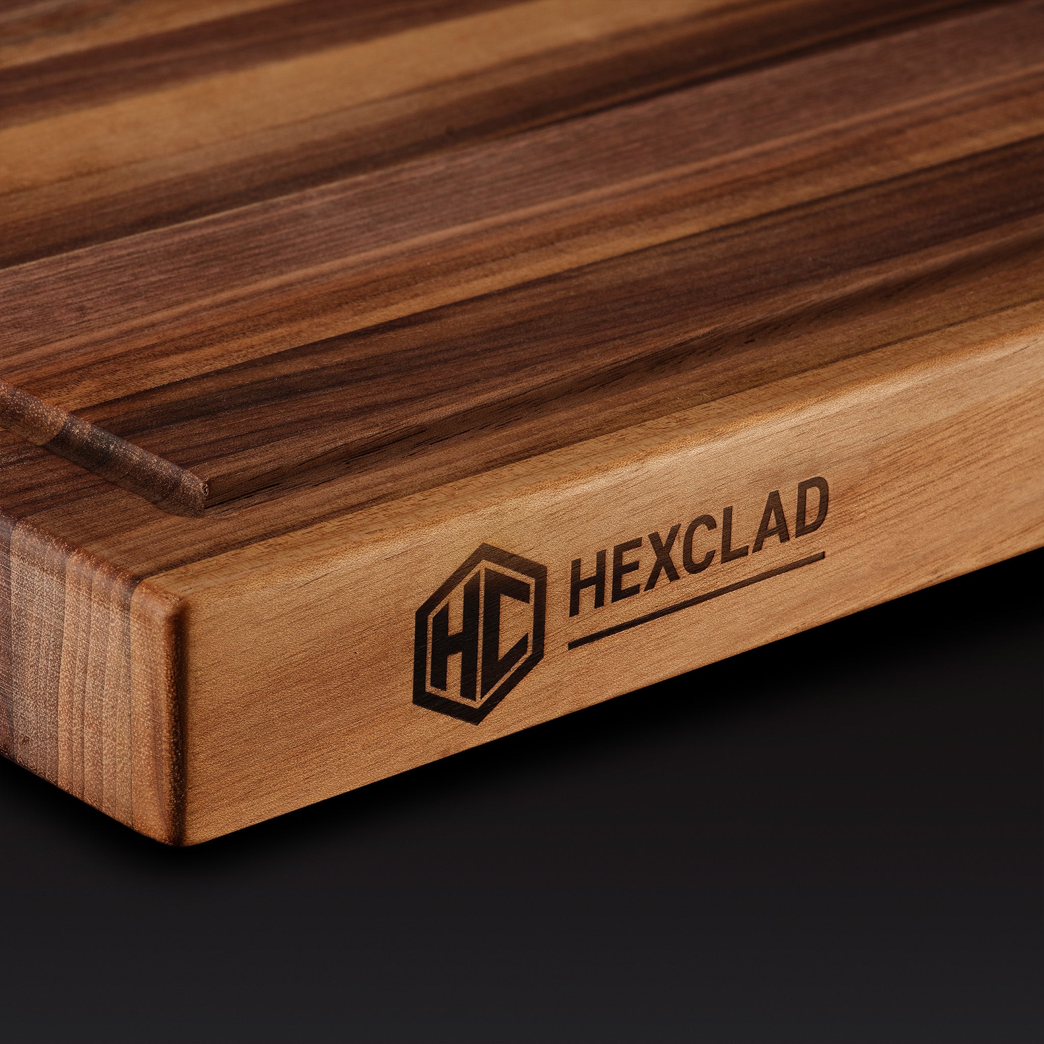 HexClad_LargeWalnutBoardV2_KWWB24-V2_Detail_Logo_Black_0225_AG
