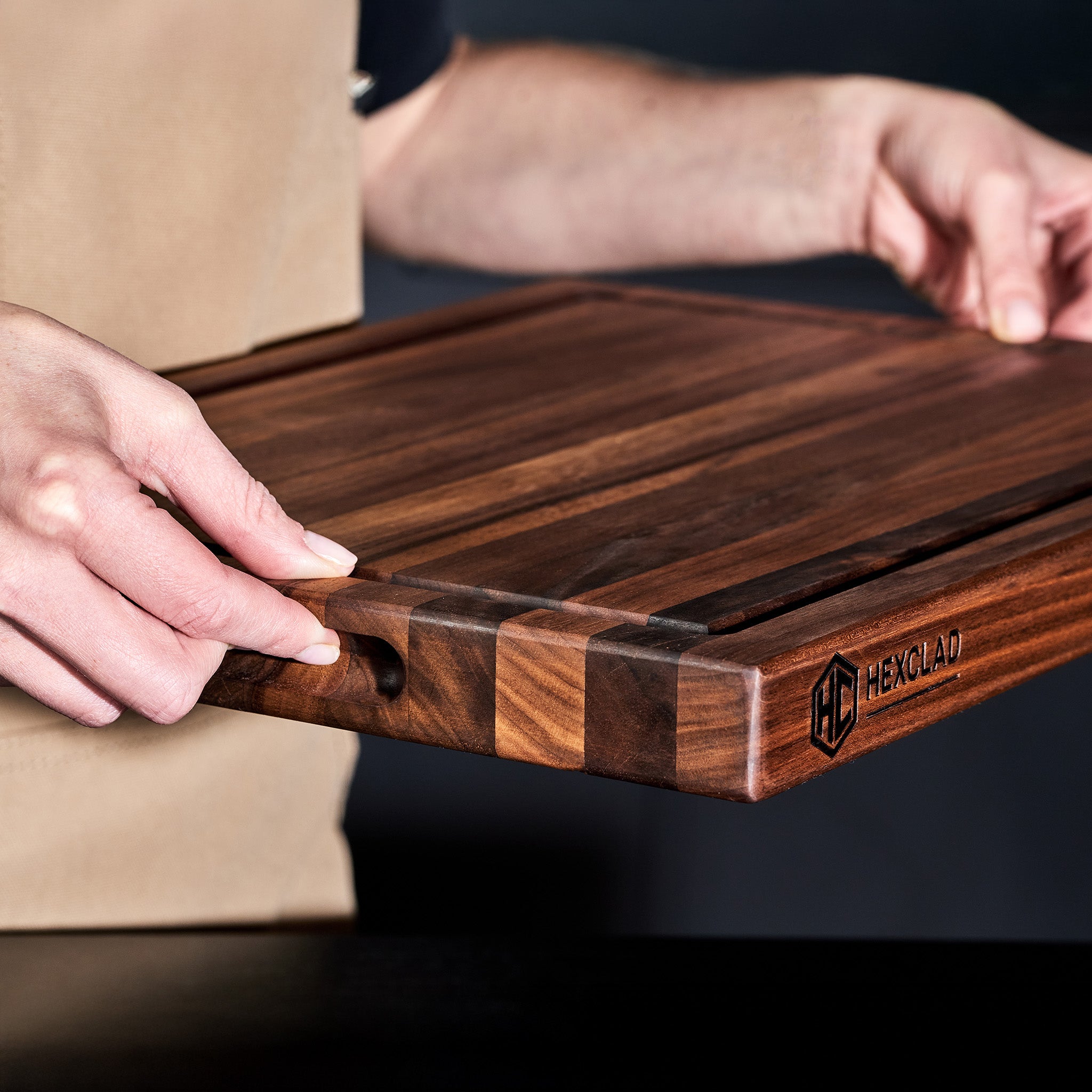 HexClad_MediumWalnutBoardV2_KWWB20-V2_012325_KF_02_98306f16-d9be-485b-871c-22213493cc30